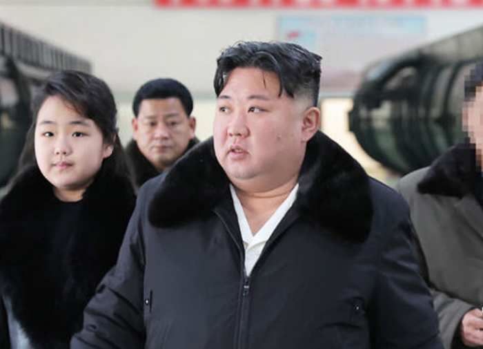 김정은 『헌법에 「한국은 주적…전쟁 시 완전 점령」등 반영해야』