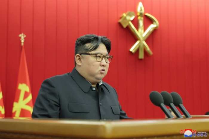 김정은 『지방에 생필품조차 제공 못해』…「지방경제 파탄」 시인