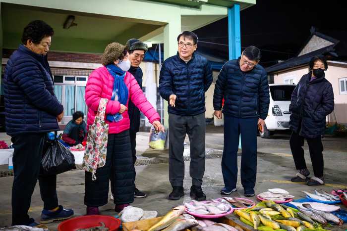 ［동정］장충남 남해군수, 「설명절 맞아 장보기 행사」가져
