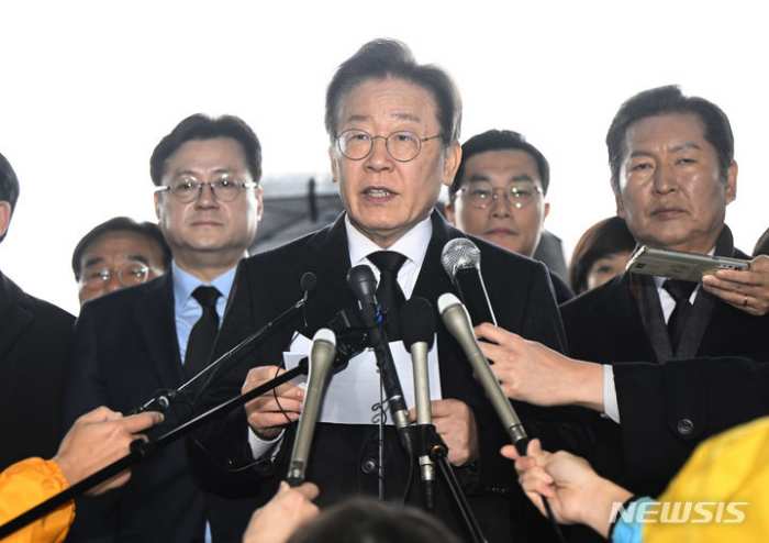 이재명, 준연동형 유지 「야권 명분」 에 지역구 단일후보 「실리」