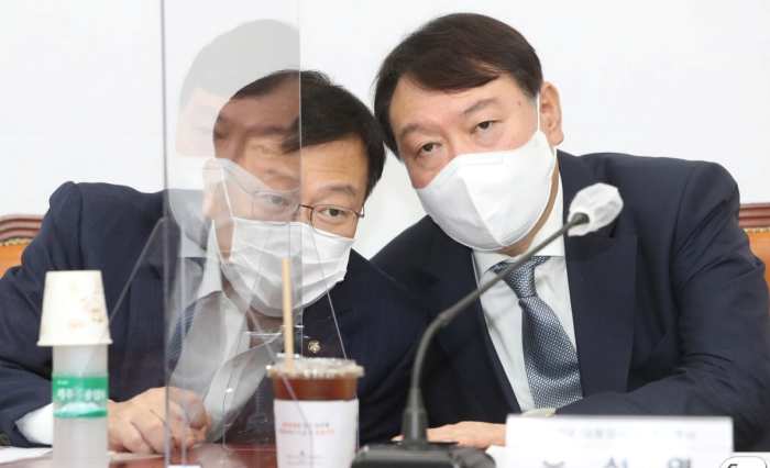 윤 대통령, 「정점식 의원 부인 빈소 찾아 조문」…유가족 위로
