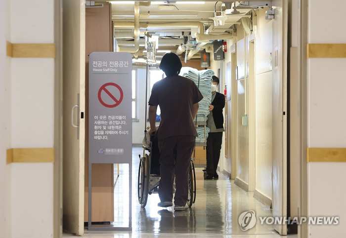 세브란스 전공의 내일 병원 비운다…수술 연기·취소 잇따라