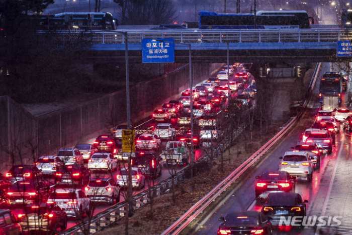 서울 13.8㎝ 폭설…5호선 지연·도로 통제 「출근대란」