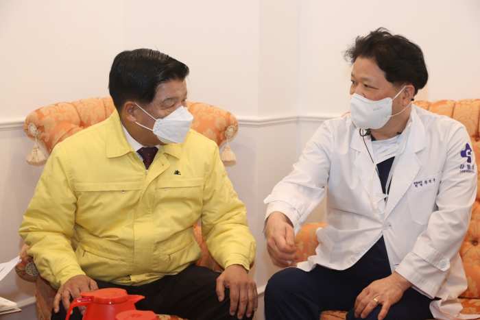 ［동정］이상근 고성군수, 의료현장 지키는 의료진 격려와 점검 나서