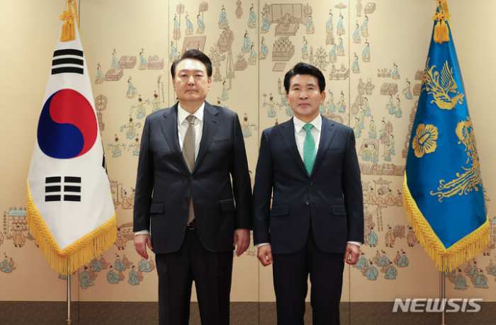 황상무, 「회칼 테러」 논란에 자진사퇴…윤 대통령도 사의 수용