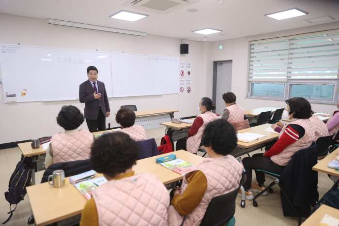 ［동정］이상근 고성군수, 중등학력 인정 문해 교육 「글봄학교」 방문