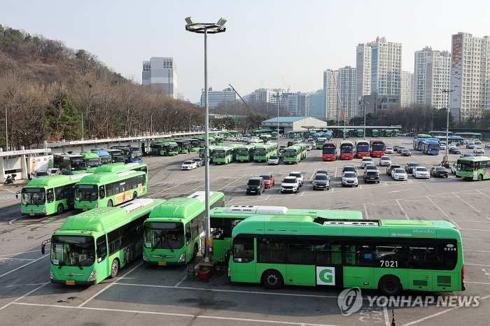 서울 시내버스 파업 돌입…협상결렬 선언 속 물밑접촉 계속
