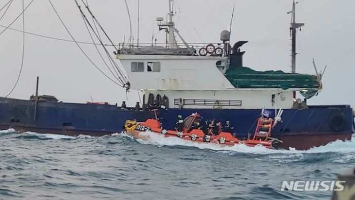 정부, 대북제재 위반 의심 선박 「남해 해상서 나포」