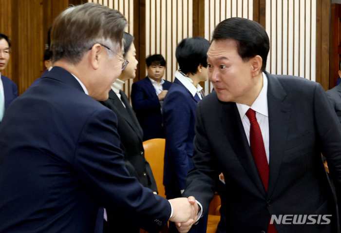 내주 첫 영수회담…윤 『일단 만나 소통』이재명 『빠른 시일 내에』