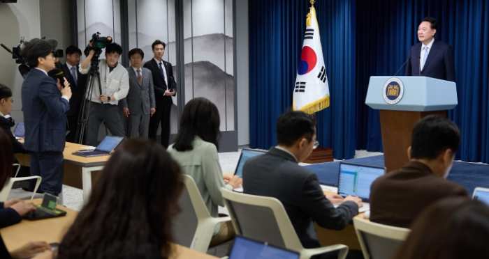 尹, 1년 5개월 만에 『질문 있나요』… 李와 회동엔 『제한 없이 듣겠다』