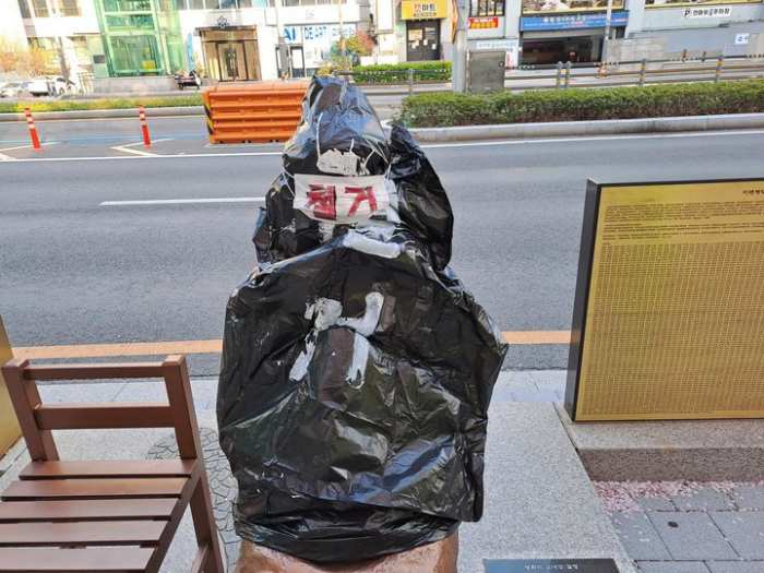 이번엔 일본 맥주·초밥으로 조롱… 부산 소녀상 또 수난