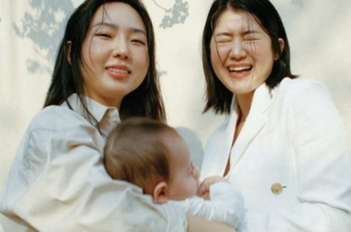 국내 첫 「딸 출산」 레즈비언 부부 『서로 사랑하면 가족』