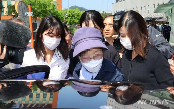 「윤 대통령 장모」 최은순 299일만에 출소…「묵묵부답」