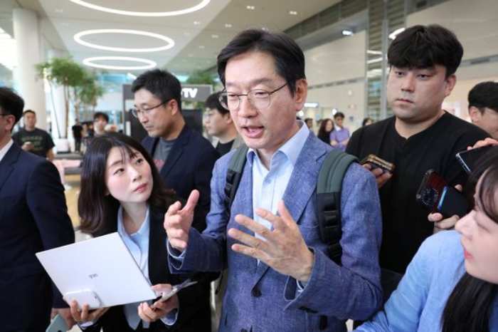 「문재인 복심」 김경수 귀국…친문 『비명계 선두주자 가능성』
