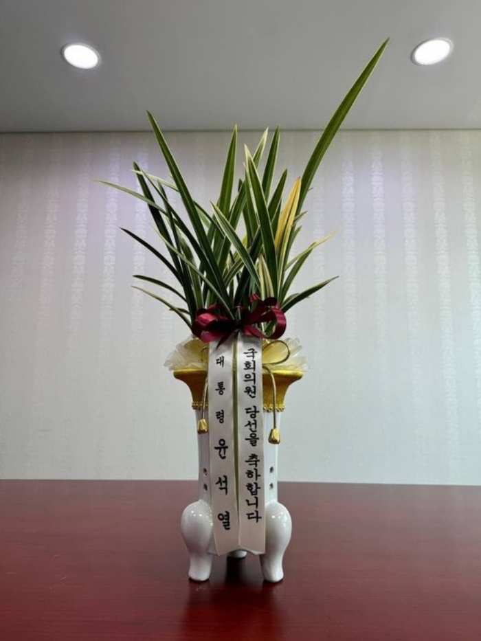 조국,「尹대통령 보낸 당선 축하 난 거부」
