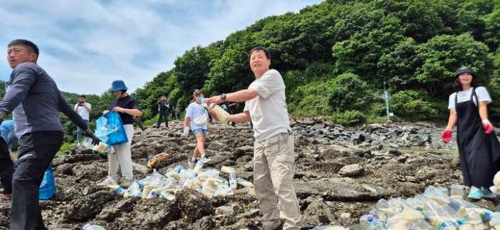대북전단 20만장 살포 하루 만에…쌀 500㎏도 북으로