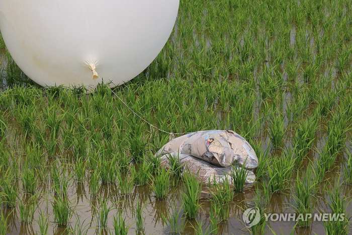 북한, 오물풍선 사흘연속 살포…「한달 새 일곱번째」