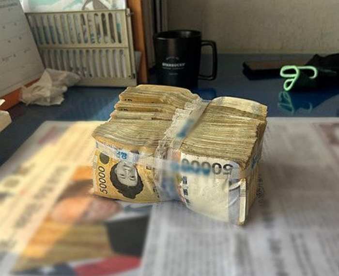 「주인 오리무중」 아파트화단 7500만원 돈다발…누가 갖나
