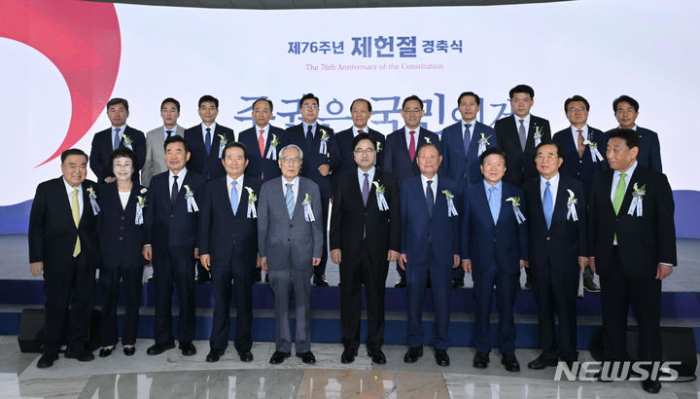 제헌절 헌법정신 공방…여 『탄핵·특검 멈춰야』 야 『윤, 헌법정신 파괴』