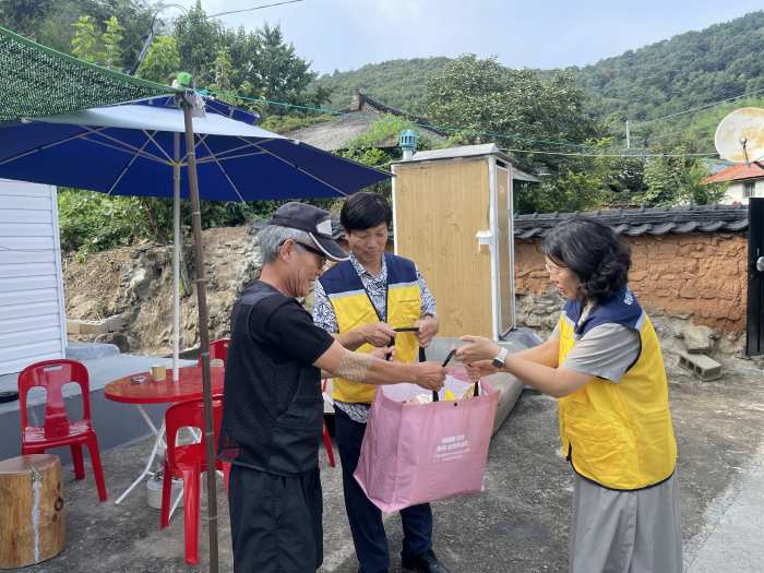 경남 밀양시 하남읍 지역사회보장협의체, 추석 앞두고「행복 보따리」 전달