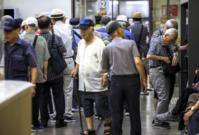 「정년 65세」 시대 열렸다…단계적 연장