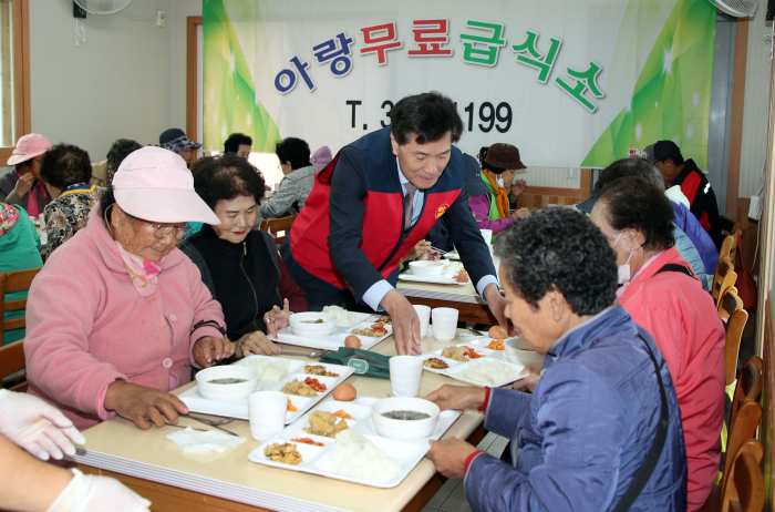 ［동정］안병구 밀양시장, 참조은무료급식소 급식 봉사
